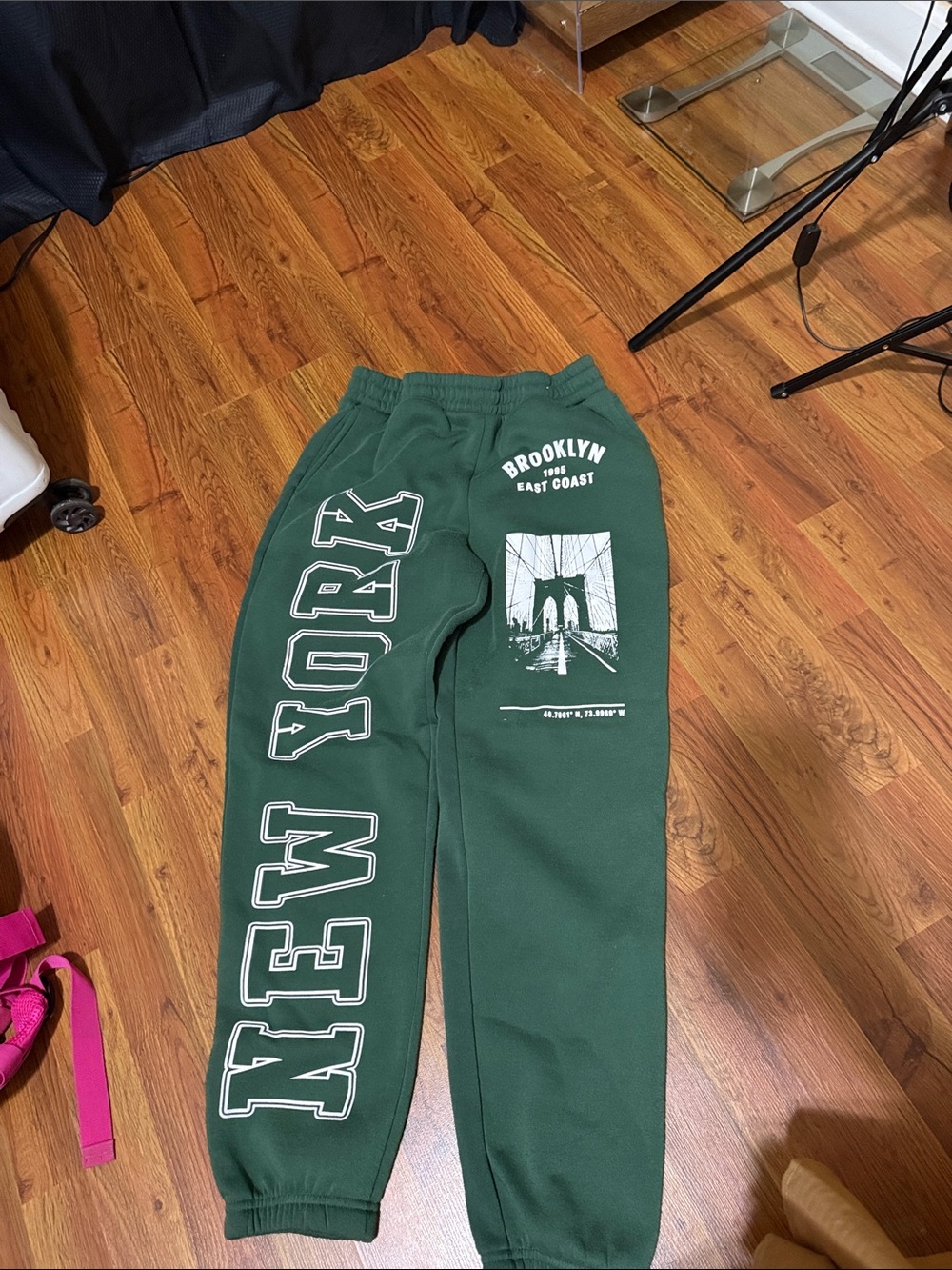NEW YORK Brooklyn Graphic Green Sweatpants